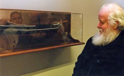 Great-grand nephew
John Murray, great-grand nephew of Henry Bell, studies a model of the Comet at the 2002 Bell exhibition in Helensburgh Library organised by Doris Gentles.
