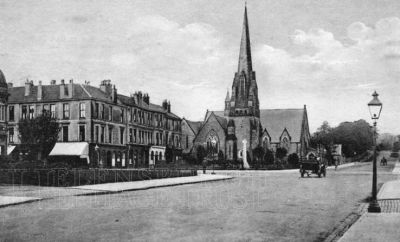 Colquhoun Square pre-1933
This picture shows the road in to the right which existed, like the other quadrants, until that one quadrant was pedestrianised. The road in to the left led to Pender's Garage, as well as the Post Office.
