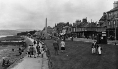 The Putting Green
A view of the putting green and seafront from the pierhead, with two shelters further along the seafront.
This postcard is postmarked September 1954.
