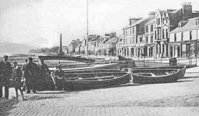 Pierhead Boats
Boatmen wait with their boats at Helensburgh pierhead, circa 1919.
