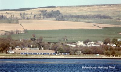 Blue Train
A Blue Train approaching Cardross from Helensburgh, viewed from Coronation Park, Port Glasgow. Image, date unkniwn, Â© Thomas Nugent licensed for reuse under the Creative Commons Attribution-ShareAlike 2.0 Generic License.
