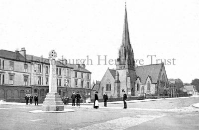 Colquhoun Square Centenary Cross
Members of the public and two police officers in Colquhoun Square before the Centenary Monument was moved from the centre of the square to the north west quadrant. Date unknown.
