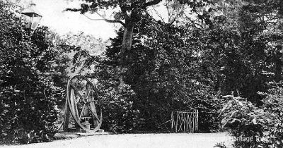 Comet flywheel
The Comet flywheel and Henry Bell's anvil were on display in Hermitage Park for many years, then were moved to the East Bay as part of the 2002 Helensburgh bicentenary celebrations. Image circa 1926.
