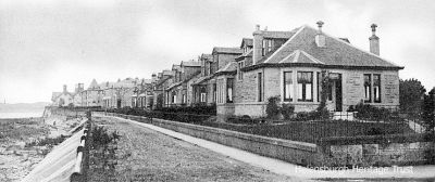 Craigendoran
Middleton Drive, Craigendoran, beside the Clyde and west of Craigendoran Pier. Image date unknown.
