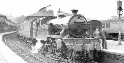 Helensburgh engine
V1 Engine no.67631, a Gresley design introduced in 1930 and weighing 84 tons, pictured at Helensburgh Central in November 1952.
