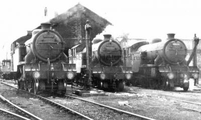 Engines at Helensburgh
Three V1 engines â€” 67628, 67655 and 67616 â€” are pictured at the Helensburgh shed, circa 1960. Several engines were based at Helensburgh although they were nominally allocated to Parkhead. Of Gresley design and introduced in 1930, engines in this class weighed 84 tons.
