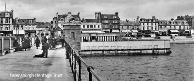 Pier walkers
A 1940s image of Helensburgh pier and the outdoor swimming pool.
