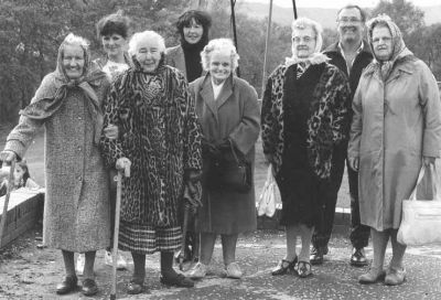 Mardon House Outing
Residents and staff from Mardon House, Helensburgh, pictured at Garelochhead Army Camp in October 1991, supporting nurses who were taking part in a charity assault course.
