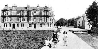 Marine View
An old image of the Marine View building at the corner of East Clyde Street and Glenfinlas Street, with the East Bay grass in front. Image date unknown.
