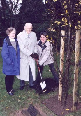 Helensburgh's Last Provost
The late Norman Glen CBE, the burgh's last Provost, plants a tree in Hermitage Park in November 2001, assisted by his daughters, Mrs Mary Pat Smith and Mrs Nancy Jackson. It replaced one he originally planted to mark the end of his term of office as Provost in 1975. The occasion helped to mark the launch of Helensburgh Tree Conservation Trust, formed by people anxious to preserve the burgh's treescape.
