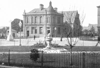 Colquhoun Square in the early 1900s
This picture shows one of two granite water fountains which stood in the square, and also the centenery monument in the centre of West Princes Street before it was moved to the north west quadrant for road safety reasons.
