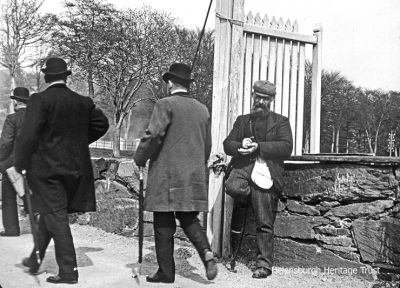 On the pier
Photograph taken c.1913 probably by keen amateur photographer Robert Thorburn, a Helensburgh grocery store manager. It shows passengers arriving at either Rhu or Shandon pier. Image supplied by David Clark from a collection of glass slides.
