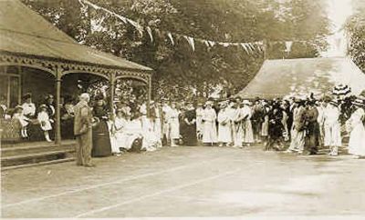 Tennis Prizegiving 1913
Members of Helensburgh Lawn Tennis Club at the annual prizegiving.
