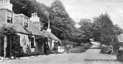 Whistlefield Brae
A 1906 image of Whistlefield Brae, Garelochhead, with residents posing for the photograph beside the road up the hill to Whistlefield.
